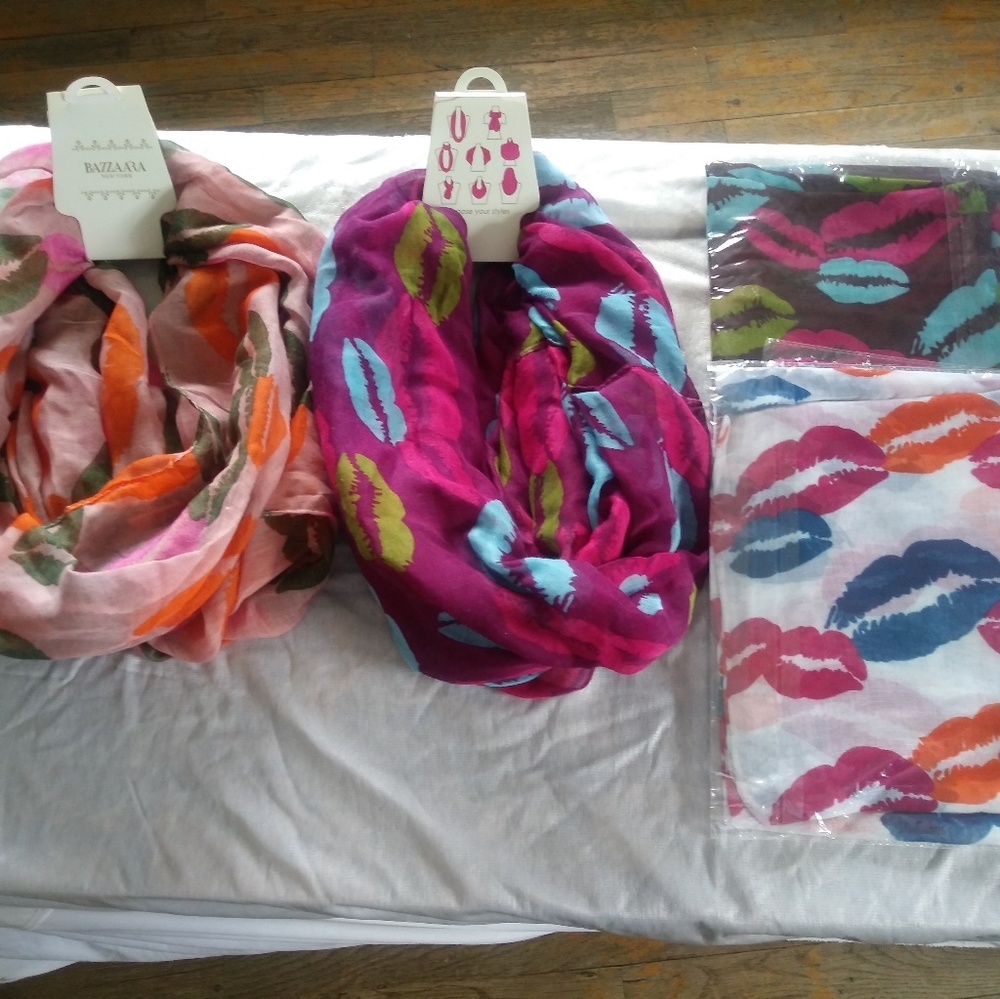 Lips design infinity ring